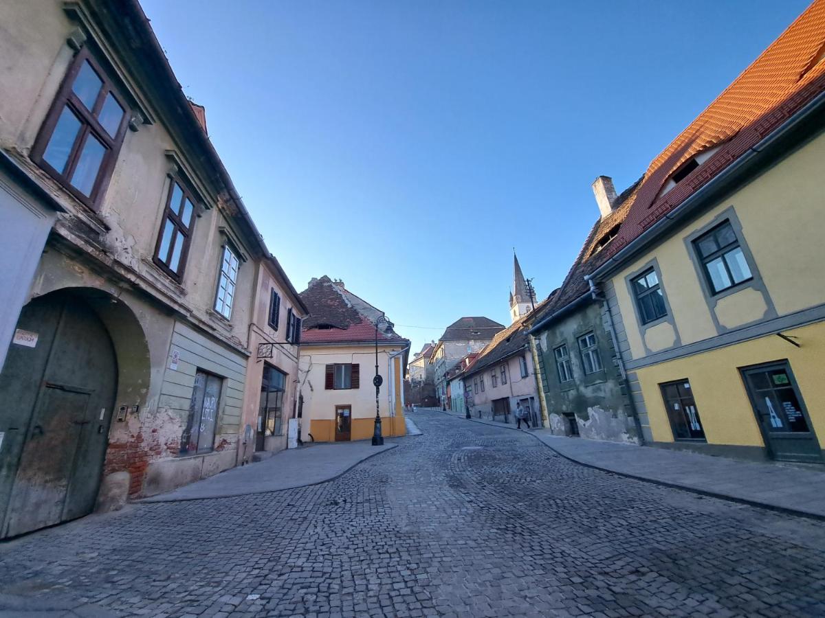Cozy Apartment In The Heart Of Sibiu Esterno foto